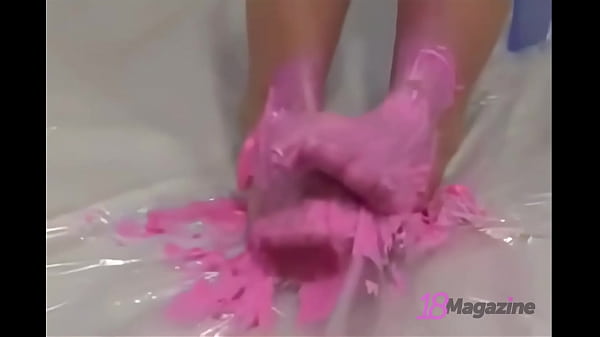 American Coed Candie Elektra Covers Her Bare Feet With Cake Icing Mix!