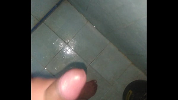 Download Video - Saliendo de ba&ntilde;arme con la verga parada