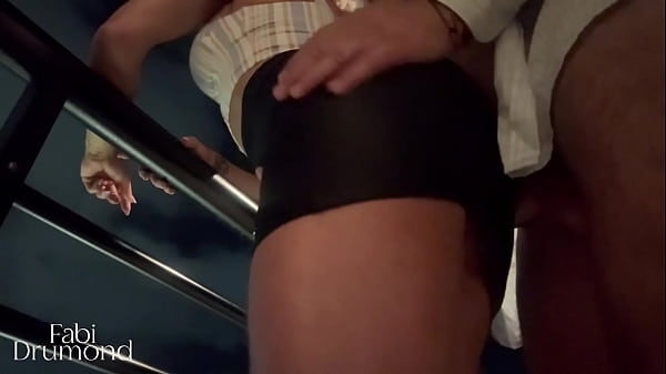 Loira gostosa d&aacute; a BUCETA na sacada do hotel e deixa seu amigo GOZAR na bunda dela