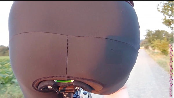 Carmennylonjunge - Sexy Po auf dem Fahrradsattel