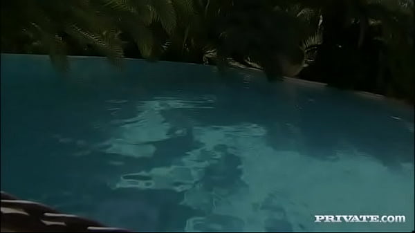 Britney Gets a DP Outdoors by Pool before Sucking for a Pearl Necklace