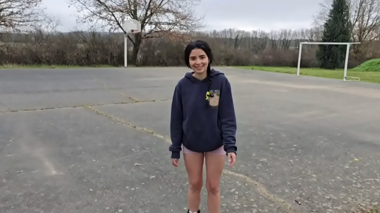 Vecina Cachonda Est&aacute_ Lista Para Hacer Cualquier Cosa En El Bosque