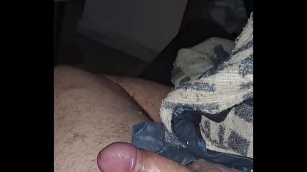 Homem maduro se masturbando e gozando litros de leite