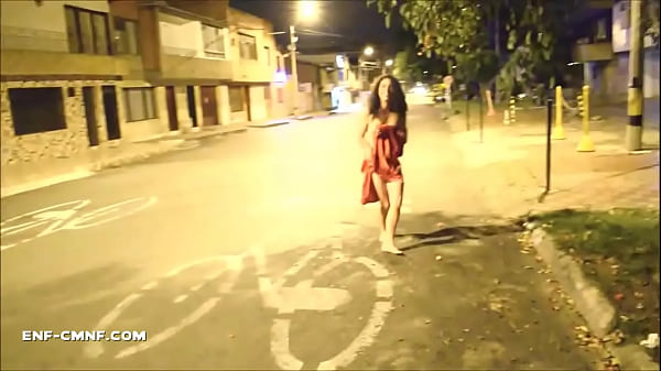 Nudiste Fait Réagir Non Binaire