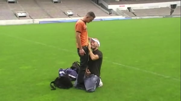 exposição incrível em estádio de futebol público por árabe heterossexual