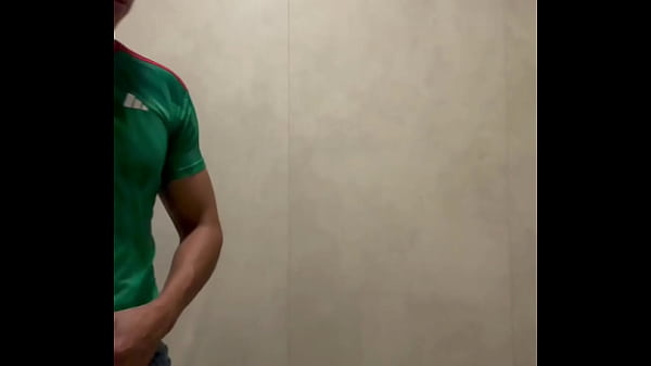 Download Video - Futbolista mexicano se pajea en los ba&ntilde;os del gym