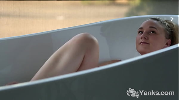 Yanks Kim Masturbating In Bath Tube
