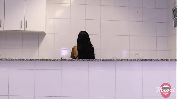 Boquete e titsjob de uma novinha lactante