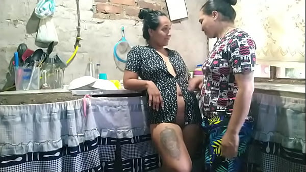 Download Video - latina cachonda enga&ntilde;a a su esposo con su propia hermanastra&comma; teniendo sexo en la cocina