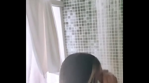 Download Video - Anitta Vaza Seios Enquanto Toma Banho