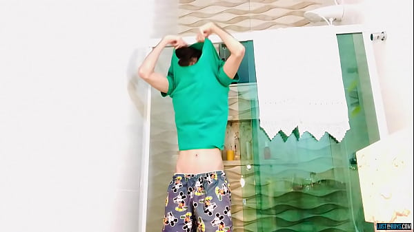 Download Video - Skinny twink amateur Henry Evans masturbates hard dick solo