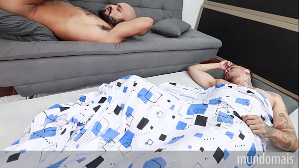 Download Video - Sonhei que meus dois amigos estavam fodendo&excl;
