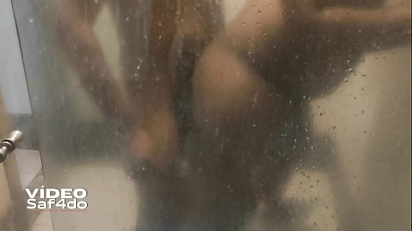 Safadinhos no banheiro fazendo broderagem