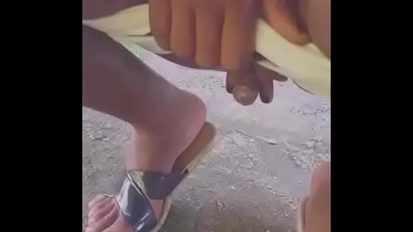 Download Video - Gizelly Urach mijando&period;&period;&period; outdoor&period;&period;&period; piss