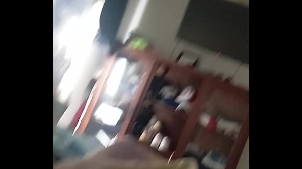 Me masturbo y acabo chorros de semen y le cae a la c&aacute;mara y deja todo borroso