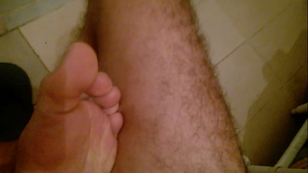 Download Video - Batendo punheta e gozando gostoso no pe