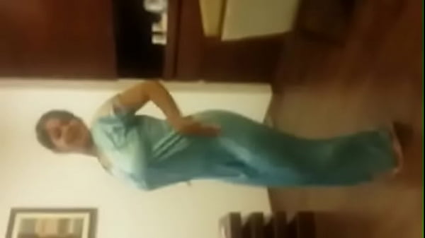 Big Booty Scarlett dancing in bathroom - XVIDEOS.COM