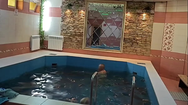 A balada acabou na piscina, com muito calor e sexo gostoso. Com direito a dupla penetra&ccedil;&atilde;o.
