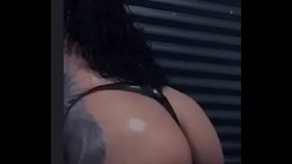 Rabuda dançando muito