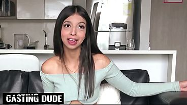 Thecastingdude - Pequeña y linda joven latina con la vagina penetrada bruscamente en un falso casting casero.