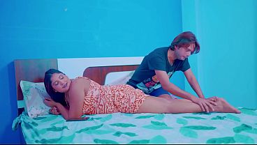インド人女性マルキンは、家の中でいたずら好きな使用人に激しく犯された。