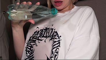 アシュビー・ウィンターが電車の中で筋肉質のサム・ガロを誘惑し、激しくファックされる