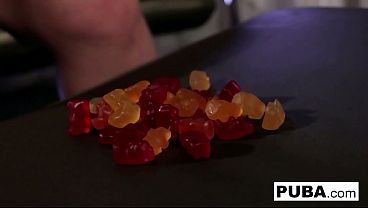 レヤ・ファルコンは16本の甘草スティックを肛門に押し込む