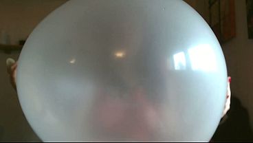 WHITE LOONER PLAY: Nicoletta’s Sensual & Acoustic Game with the Balloon