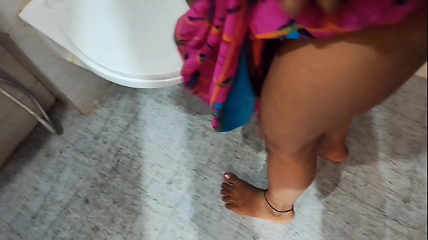 Download Video - desi maid bathroom dho rahi thi tabhi usaka sahab aya or chod diya