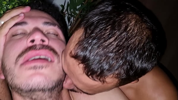 Download Video - Veio fazer uma visita e acabou sendo a marmita do casal