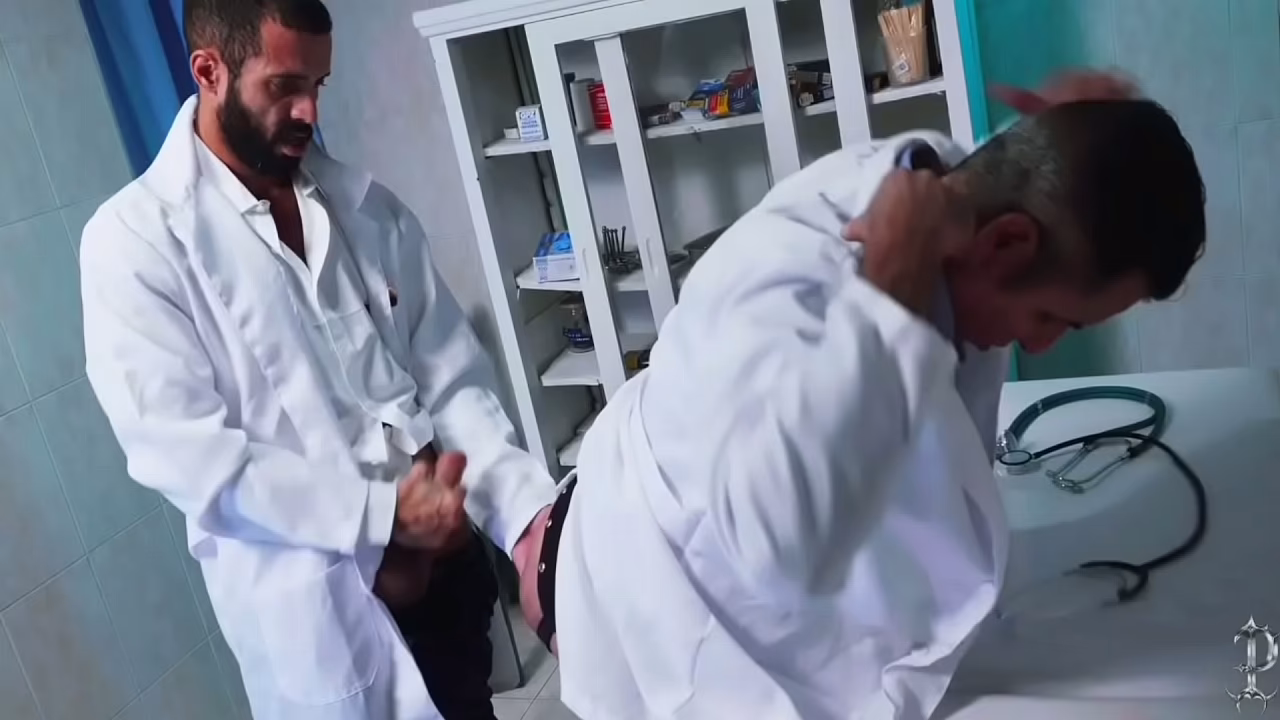 El doctor Mauro tenía dolor de garganta y fue examinado por el doctor Moisés, conocido entre sus colegas como "el grandullón", pero las pruebas dieron resultados negativos.
                    gay muchos negros