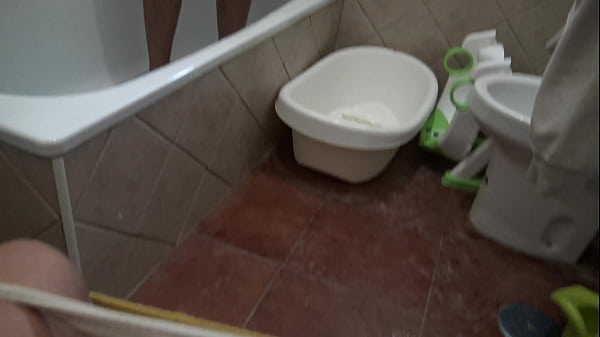 REAL VOYEUR: perverted stepmother masturbates while watching her stepson shower