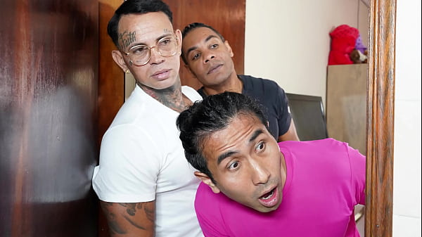 Suruba na casa de amigos dois homens para tr&ecirc;s mulheres