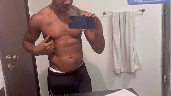 Indo tomar banho com o pau pulsando de tes&atilde;o, a...