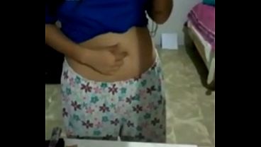 Se masturba mientras se toca el ombligo