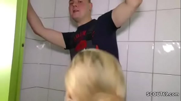 Download Video - step Daughter Seduce to Fuck by Repairman When Mom is away