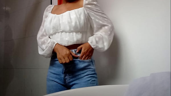 Download Video - Hermosa latina desnuda en el ba&ntilde;o&comma; tetas naturales perfectas&period; video casero