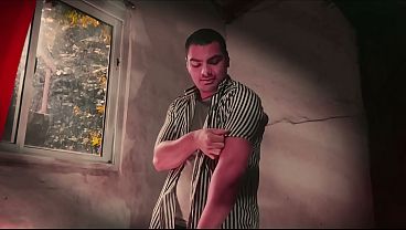 - Musculoso Grandote - Pene Grande - Sexy n&uacute;mero uno - Masturbaci&oacute;n - Vestido de Rayas - Cortinas rojas - Solo -