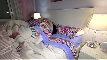 Comparto cama con mi SUEGRA. Terminamos COGIENDO y me CORRO DENTRO de ella.