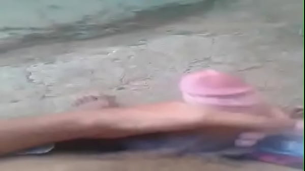 Batendo Punheta no Quintal