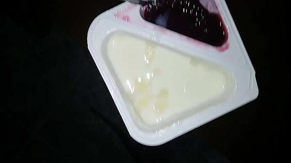 Eyaculando en yogurt