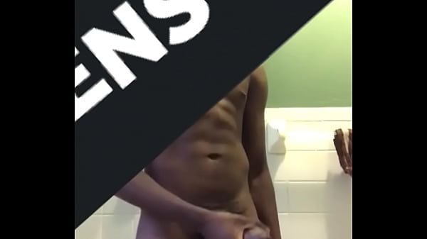 Junge Masturbiert Vor Der Dusche