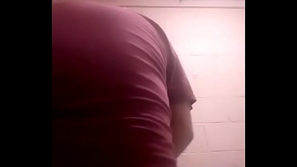 Gordo moviendo culo