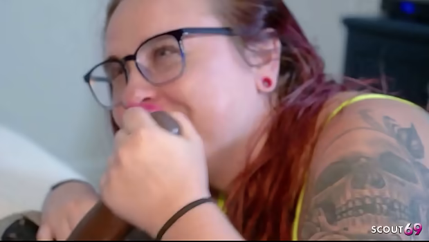 Una pelirroja curvilínea con gafas tiene sexo interracial amateur con eyaculación interna después de lamerle el ano.
                   Una pelirroja curvilínea con gafas tiene sexo interracial amateur con eyaculación interna después de lamerle el ano. muchos negros