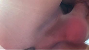 バイセクシャルのスリーサム - 激しいセックスの後、女の子の義父が僕の睾丸を舐めてくれた時に僕はイっちゃった