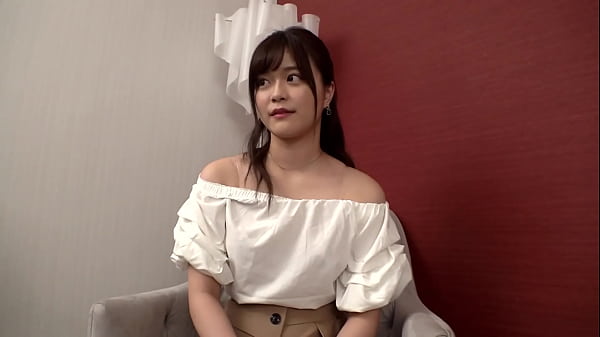 She is so beautiful that you need to be horny! Celebrity level face! ! A beautiful woman who has never had an cum before is given a big dick piston, and she has sex for the first time in a row!