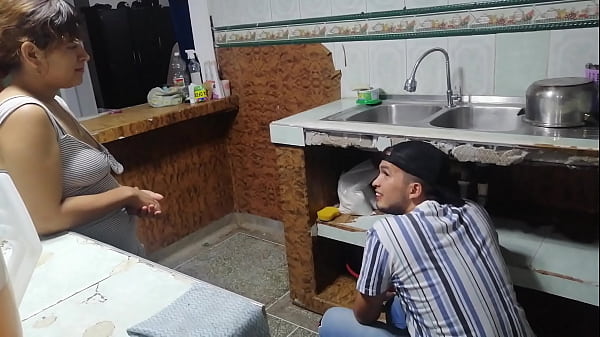 Download Video - follo con el apuesto fontanero hasta venirse en mi cara