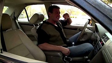 MILF realiza sexo oral a su hijastro en la cama de su esposo