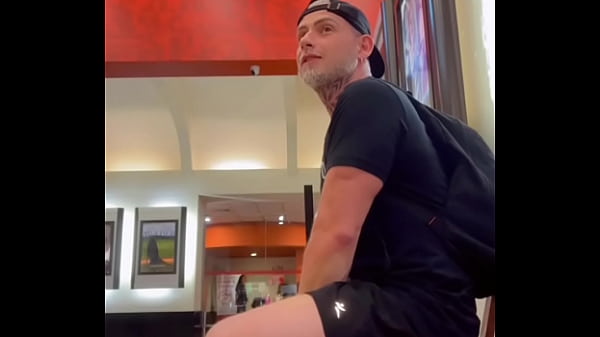 Mlk dotado me fudeu no banheiro do shopping! Me...