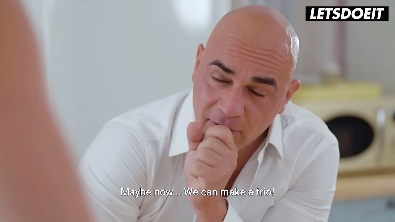 Trío FMM: una chica tatuada de grandes tetas se inclina y es penetrada por detrás.
                     blowjob handjob doggystyle pigtails gagging threesome deepthroat rough sex big tits fmm spitroast kitchen sex two guys one girl tattooed babe muchos negros